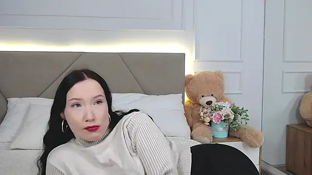 LeilaLow online show from 9, 3, 2025