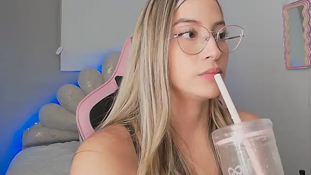 Snapshot of Issabela_G1 chatting on 28, 3, 2026 Issabela G1 online show from 28, 3, 2026