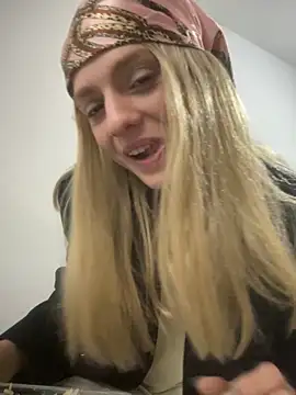 Snapshot of spacegirlll chatting on 28, 10, 2025 spacegirlll online show from 28, 10, 2025