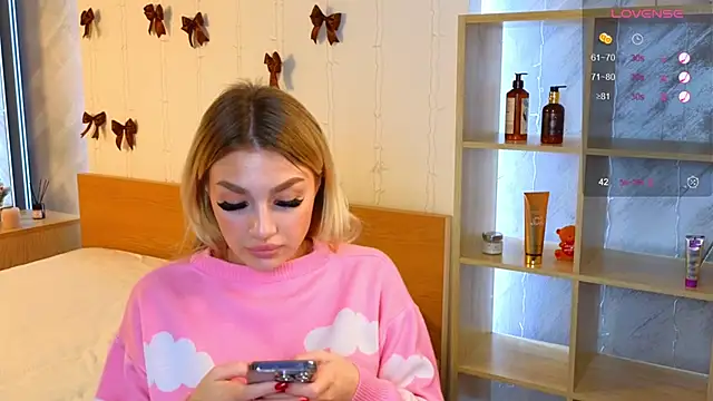 Snapshot of Ella_Milla chatting on 25, 12, 2024 Ella Milla online show from 25, 12, 2024