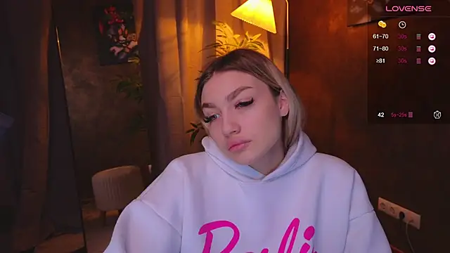 Snapshot of Ella_Milla chatting on 6, 1, 2025 Ella Milla online show from 6, 1, 2025