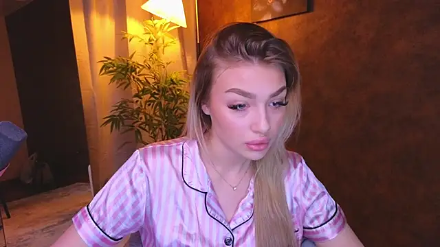 Snapshot of Ella_Milla chatting on 7, 1, 2025 Ella Milla online show from 7, 1, 2025