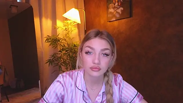 Snapshot of Ella_Milla chatting on 7, 1, 2025 Ella Milla online show from 7, 1, 2025