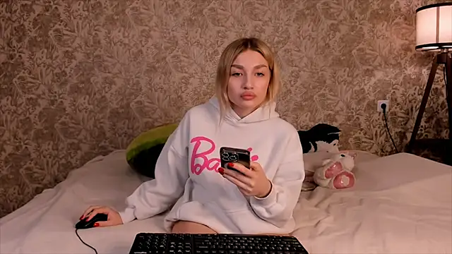 Snapshot of Ella_Milla chatting on 4, 3, 2025 Ella Milla online show from 4, 3, 2025