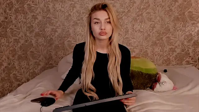 Snapshot of Ella_Milla chatting on 11, 3, 2025 Ella Milla online show from 11, 3, 2025