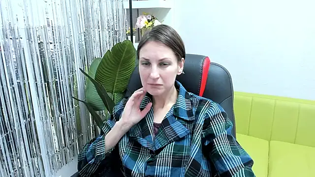 Snapshot of AuroraScript chatting on 4, 1, 2025 AuroraScript online show from 4, 1, 2025