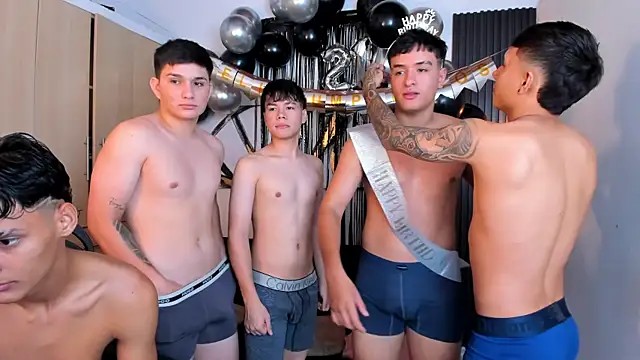 Snapshot of Sweet_WallenV2 chatting on 8, 11, 2025 Sweet WallenV2 online show from 8, 11, 2025