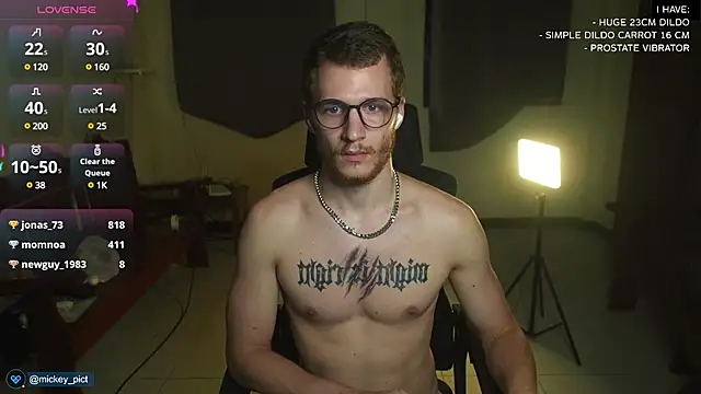 Snapshot of mickeypict chatting on 10, 12, 2024 mickeypict online show from 10, 12, 2024