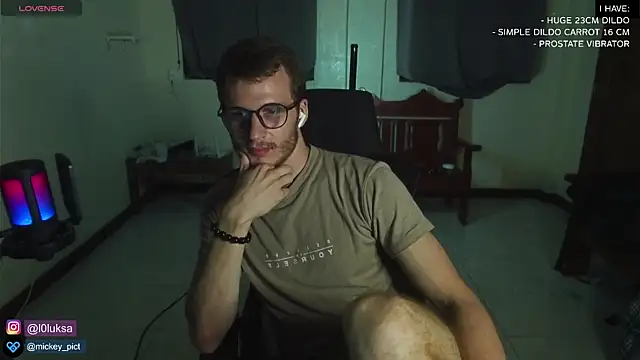 Snapshot of mickeypict chatting on 3, 1, 2025 mickeypict online show from 3, 1, 2025