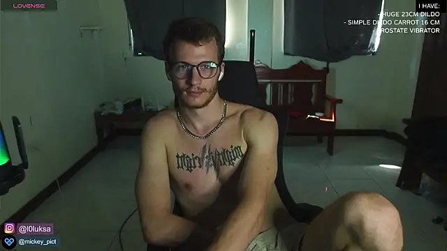 Snapshot of mickeypict chatting on 4, 1, 2025 mickeypict online show from 4, 1, 2025