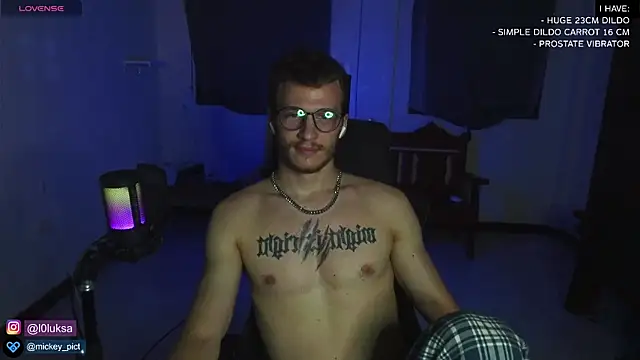 Snapshot of mickeypict chatting on 5, 1, 2025 mickeypict online show from 5, 1, 2025