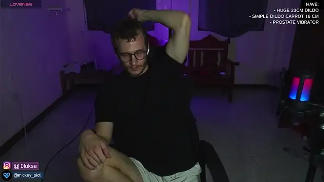 Snapshot of mickeypict chatting on 6, 1, 2025 mickeypict online show from 6, 1, 2025