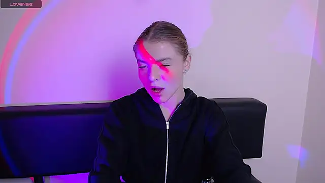 Snapshot of MissOliviaa_ chatting on 27, 10, 2025 MissOliviaa  online show from 27, 10, 2025