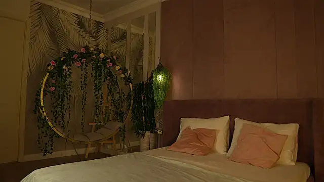 Smiley Mia online show from 6, 11, 2025