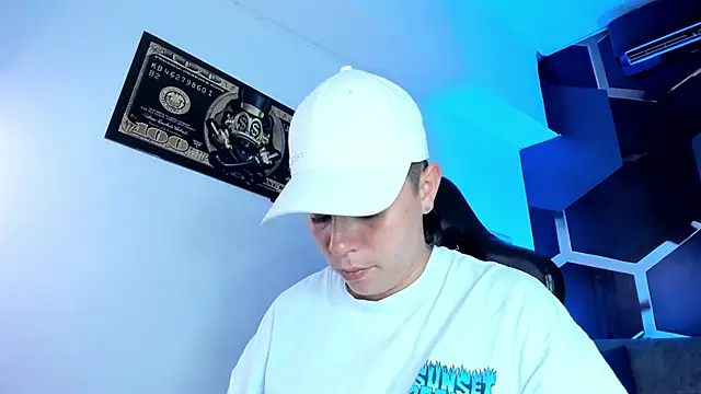 Snapshot of AbbySmiitth_ chatting on 10, 11, 2025 AbbySmiitth online show from 10, 11, 2025