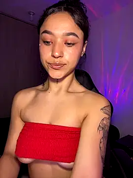 Crystal Dluna online show from 15, 10, 2025