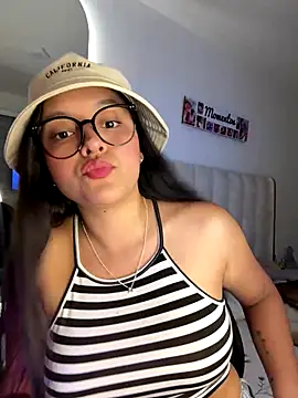 Snapshot of kenndall_21 chatting on 18, 10, 2025 kenndall 21 online show from 18, 10, 2025