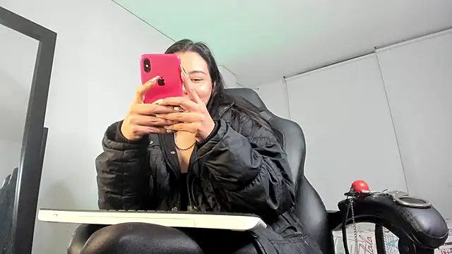 Snapshot of charlotte_joliedart chatting on 3, 1, 2025 charlotte joliedart online show from 3, 1, 2025