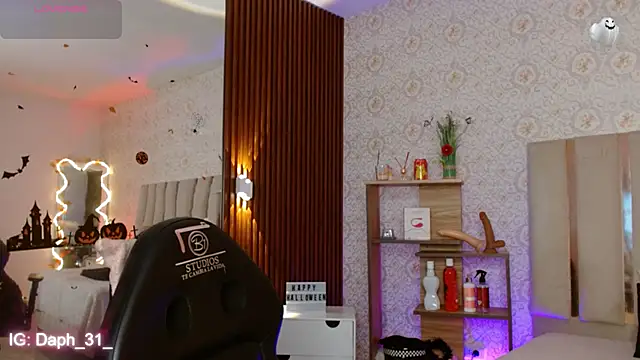 Daphnne tay online show from 6, 11, 2025