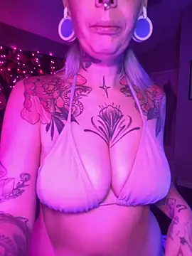 Snapshot of GoldieBakeman chatting on 10, 11, 2025 GoldieBakeman online show from 10, 11, 2025