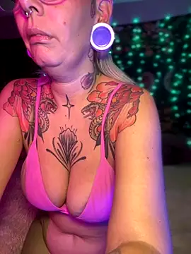 Snapshot of GoldieBakeman chatting on 19, 11, 2025 GoldieBakeman online show from 19, 11, 2025