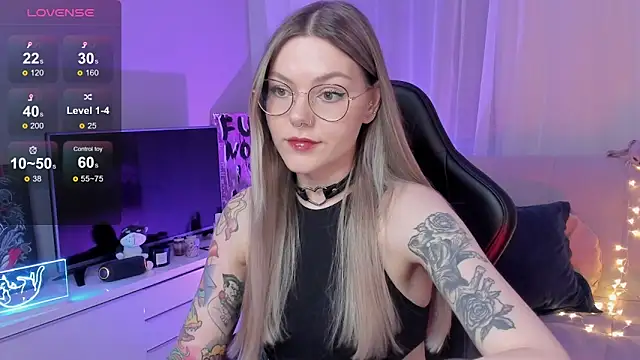 Snapshot of Marta_May_ chatting on 8, 10, 2025 Marta May online show from 8, 10, 2025