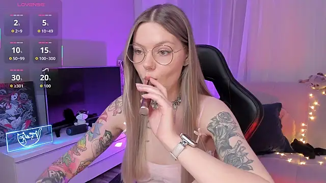 Snapshot of Marta_May_ chatting on 10, 10, 2025 Marta May online show from 10, 10, 2025