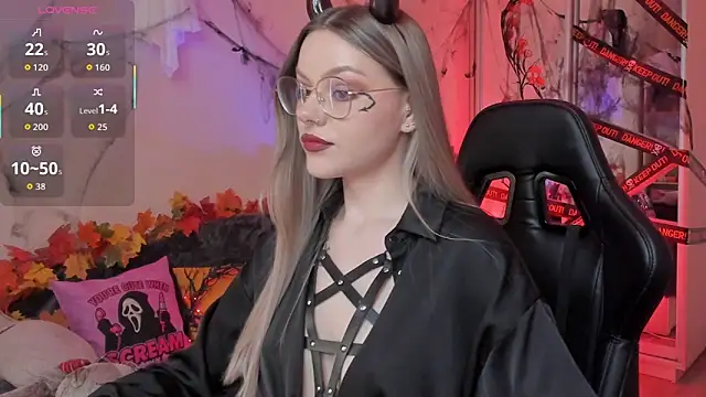 Snapshot of Marta_May_ chatting on 28, 10, 2025 Marta May online show from 28, 10, 2025