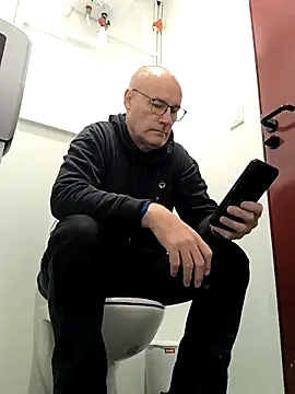 Snapshot of bogland33 chatting on 8, 10, 2025 bogland33 online show from 8, 10, 2025