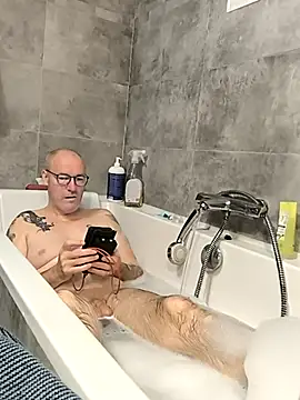 Snapshot of bogland33 chatting on 8, 11, 2025 bogland33 online show from 8, 11, 2025