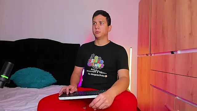 Snapshot of ANDREZALVAREZ chatting on 7, 11, 2025 ANDREZALVAREZ online show from 7, 11, 2025