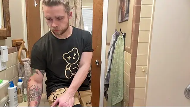 Snapshot of DaddydayDrinkzz chatting on 17, 12, 2025 DaddydayDrinkzz online show from 17, 12, 2025