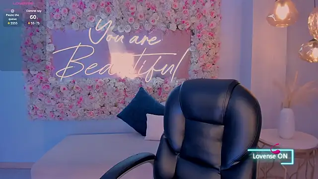 Snapshot of MaddisonLowe chatting on 11, 11, 2025 MaddisonLowe online show from 11, 11, 2025