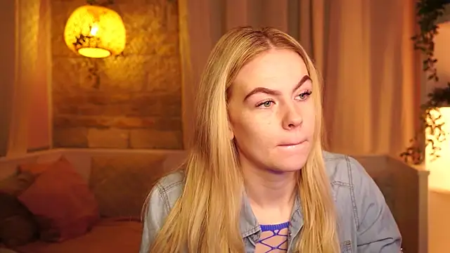 Snapshot of sn0w_barbie chatting on 28, 10, 2025 sn0w barbie online show from 28, 10, 2025