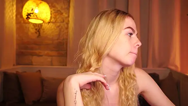 Snapshot of sn0w_barbie chatting on 18, 11, 2025 sn0w barbie online show from 18, 11, 2025