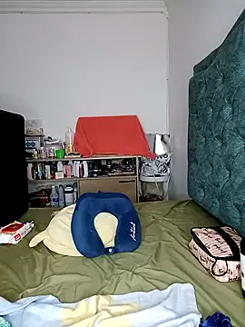 KimPielCanela online show from 15, 2, 2025