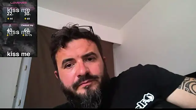 Snapshot of CaroAndMarc chatting on 23, 10, 2025 CaroAndMarc online show from 23, 10, 2025