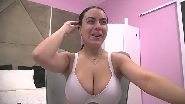 Snapshot of ElyzaIbarra chatting on 13, 11, 2025 ElyzaIbarra online show from 13, 11, 2025