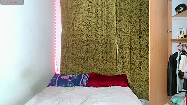 Snapshot of femboykeene chatting on 18, 10, 2025 femboykeene online show from 18, 10, 2025