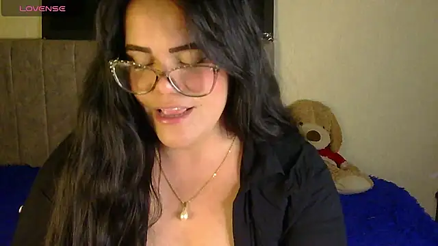 Snapshot of blue_angel33 chatting on 28, 10, 2025 blue angel33 online show from 28, 10, 2025