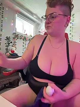 Snapshot of Sweetleeahxx chatting on 6, 3, 2026 Sweetleeahxx online show from 6, 3, 2026