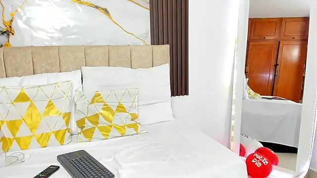 cristalwalker   online show from 6, 3, 2026