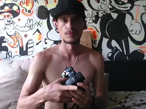 Snapshot of roystonee01 chatting on 24, 9, 2025 roystonee01 online show from 24, 9, 2025