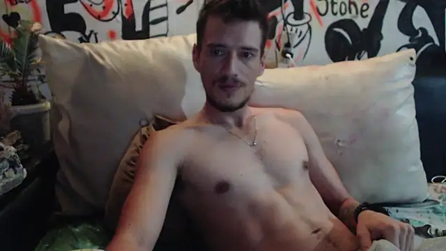 Snapshot of roystonee01 chatting on 16, 10, 2025 roystonee01 online show from 16, 10, 2025