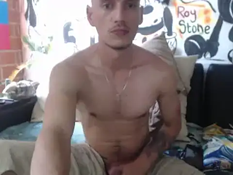 Snapshot of roystonee01 chatting on 28, 10, 2025 roystonee01 online show from 28, 10, 2025