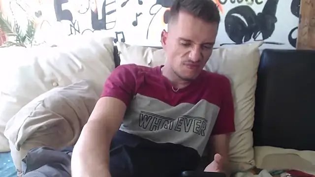 Snapshot of roystonee01 chatting on 1, 11, 2025 roystonee01 online show from 1, 11, 2025