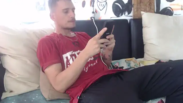 Snapshot of roystonee01 chatting on 6, 11, 2025 roystonee01 online show from 6, 11, 2025