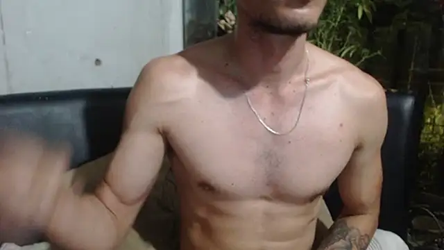 Snapshot of roystonee01 chatting on 15, 11, 2025 roystonee01 online show from 15, 11, 2025