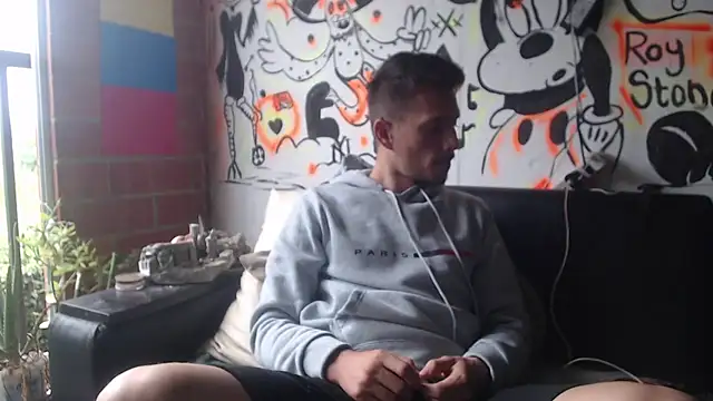 Snapshot of roystonee01 chatting on 17, 11, 2025 roystonee01 online show from 17, 11, 2025