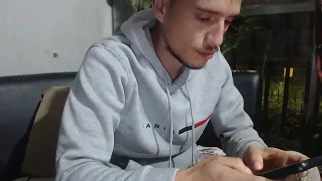 Snapshot of roystonee01 chatting on 18, 11, 2025 roystonee01 online show from 18, 11, 2025